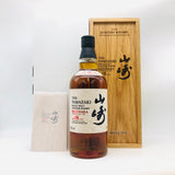 サントリー 山崎18年 ミズナラ 2025 エディション 700ml。白檀や洋梨の香りとスパイシーな余韻が特徴のジャパニーズウイスキー。