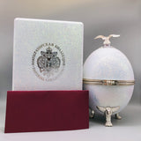 スノーグリッターエッグ型ケースのクローズアップ、ロシア帝国紋章とImperial Collectionのロゴプレート