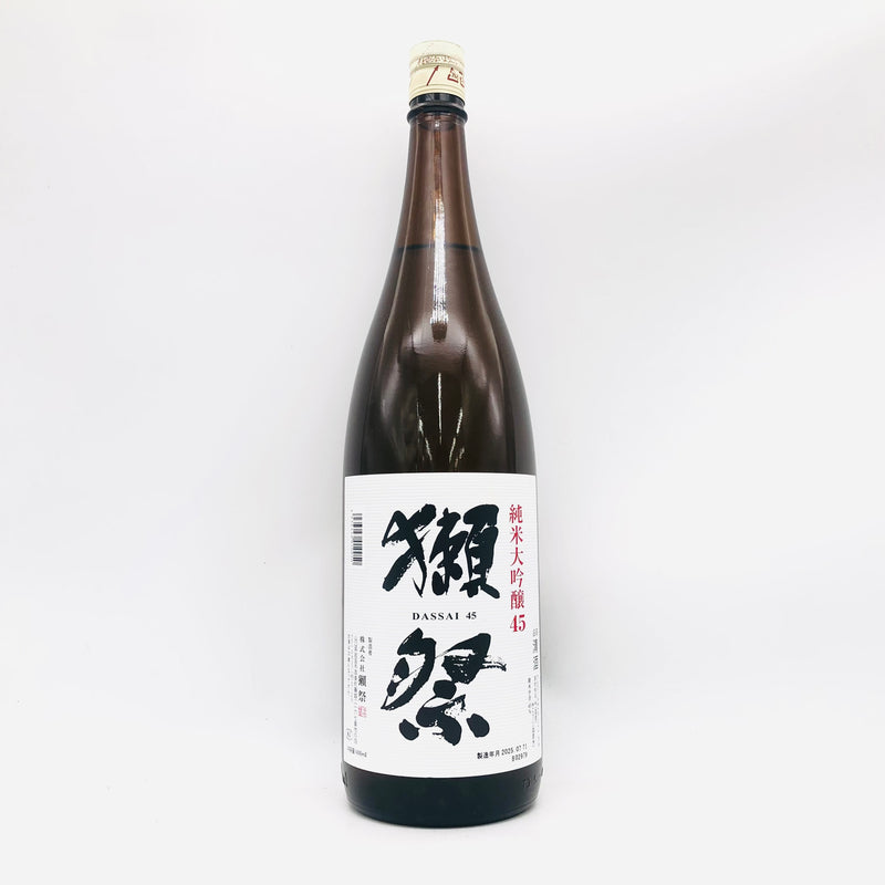 獺祭 純米大吟醸45 1800ml、アルコール度数15.5%、箱なし。白地に大きく「獺祭」の文字が描かれたシンプルで洗練されたラベルが特徴の日本酒