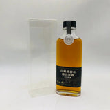 サントリー山崎蒸留所の15年物ウイスキー黒ラベルのボトルと琥珀色の液体