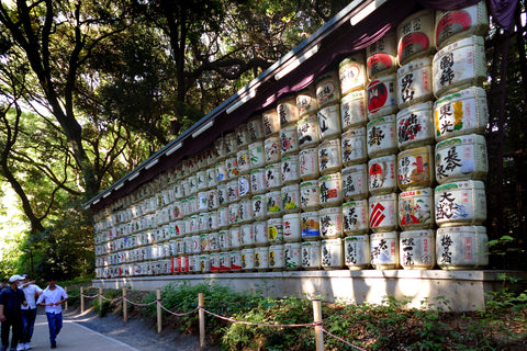 明治神宮の奉献酒樽（飾り樽）。写真：Bernard Spragg / Public Domain, Wikimedia Commons