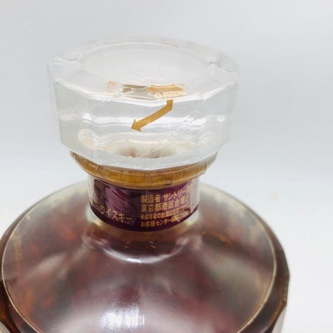 サントリー 響17年 白鷺意匠ボトル 700ml。白鷺を金彩で描いた限定デザイン。17年熟成の深いコクと上品な甘みを楽しめるブレンデッドウイスキー。