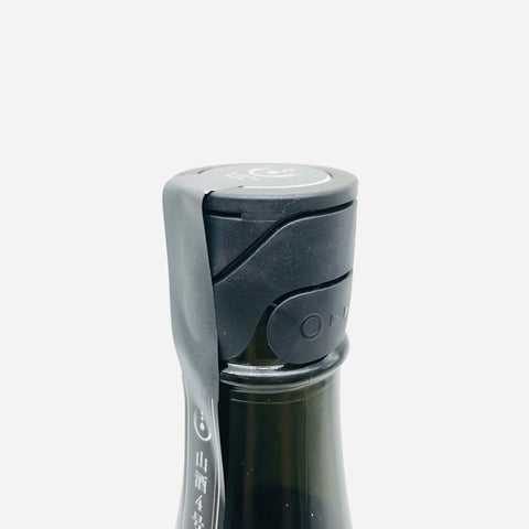 寒菊銘醸 純米大吟醸 山酒4号 モノクローム 720ml。無濾過生原酒ならではの瑞々しい香りと旨み。白地にモノトーンのラベルが印象的。