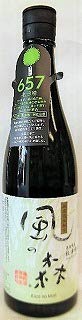 風の森 純米無濾過生原酒 657 秋津穂 720ml、日本酒、奈良県産の秋津穂使用、ガス感と果実香が特徴のフレッシュな味わい、黒地にモダンなラベルデザイン。