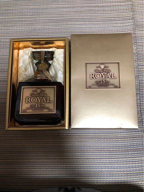 サントリー ローヤル プレミアムゴールドラベル 15年 750ml。「熟成の頂点が香り立つ、黄金のローヤル