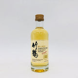 NIKKA ニッカ 竹鶴ピュアモルトウイスキー (白ラベル) 50ml。角ばったガラスボトルに白いラベルが貼られた、竹鶴ピュアモルトのミニチュアボトル。