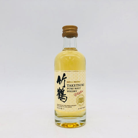NIKKA ニッカ 竹鶴ピュアモルトウイスキー (白ラベル) 50ml。角ばったガラスボトルに白いラベルが貼られた、竹鶴ピュアモルトのミニチュアボトル。
