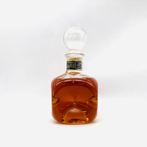 メルシャン 軽井沢 17年 700ml 日本産モルトウイスキー。琥珀色の液体と重厚なボトル、樽香とドライフルーツの芳香が特徴。