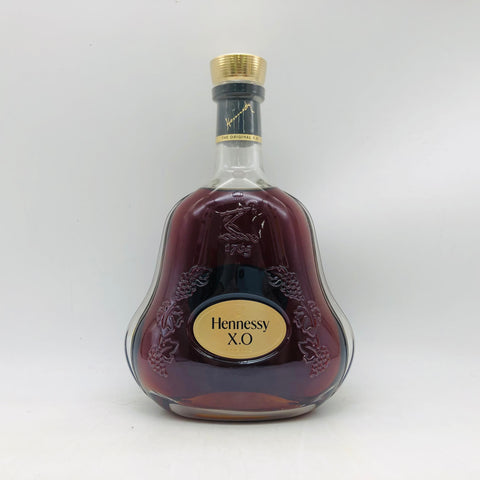 ヘネシーXO 700ml、フランス・コニャック地方産。琥珀色の輝きとドライフルーツ香が魅力の高級ブランデー。