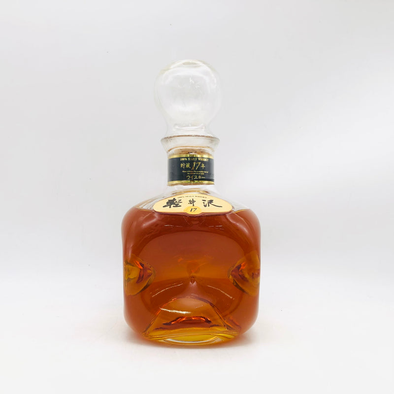 メルシャン 軽井沢 17年 700ml 日本産モルトウイスキー。琥珀色の液体と重厚なボトル、樽香とドライフルーツの芳香が特徴。