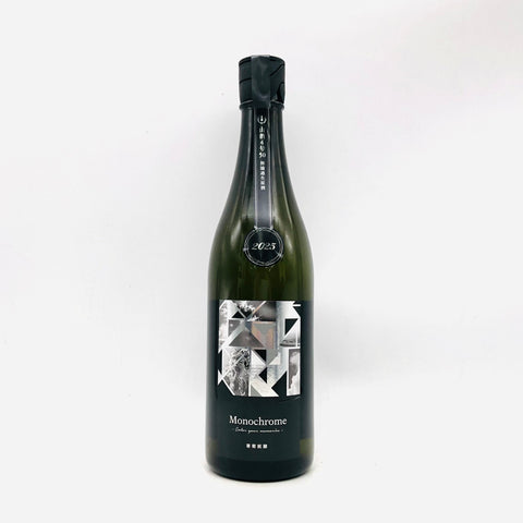 寒菊銘醸 純米大吟醸 山酒4号 モノクローム 720ml。無濾過生原酒ならではの瑞々しい香りと旨み。白地にモノトーンのラベルが印象的。