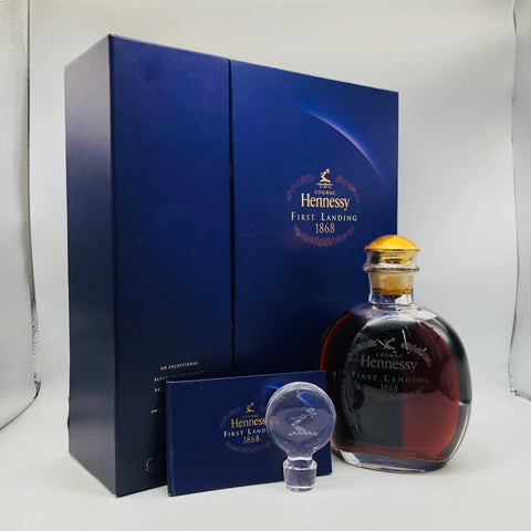ヘネシー ファーストランディング 700ml コニャック、限定ボトル。果実味とオーク樽由来の複雑な香り、力強さとエレガンスを兼ね備えた味わい。