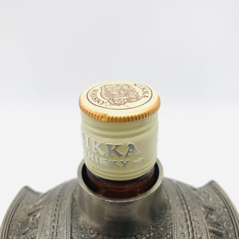 ニッカ G&G ザ マサムネ 伊達政宗 武将 甲冑 特級 760ml。伊達政宗の兜と甲冑を模したゴールドのボトルカバーが装着された、特級表記のニッカブレンデッドウイスキー