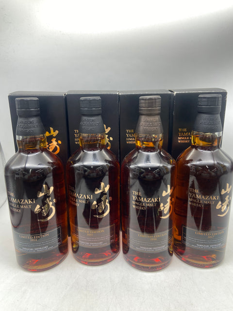 サントリー山崎リミテッドエディション4本セット。日本ウイスキー700ml×4本、上質な樽香と深みある味わいが魅力の限定品。箱とその手前にボトルが横並びに4本並んだ画像