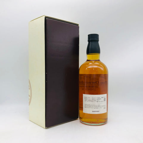 サントリー 山崎蒸溜所 The Owner’s Cask 2000 シングルカスクウイスキーの裏面ボトル画像。ラベルに製造情報や注意書きが日本語で記載されており、琥珀色のウイスキーが瓶に透けて見える