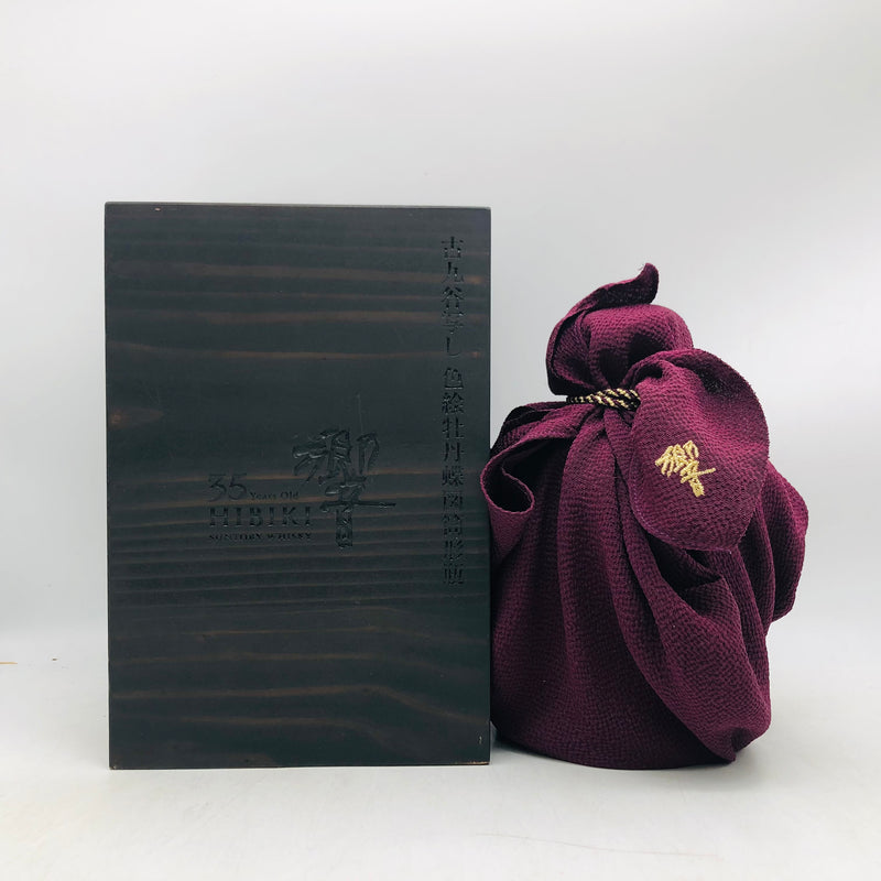 サントリー 響 35年 古九谷写し 色絵牡丹蝶図筒形瓶 700ml。時と美が結晶した、日本ウイスキーの至宝