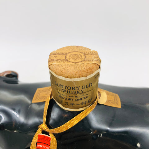 サントリーオールド 干支ボトル丑歳1985年 700ml。牛モチーフ陶器に詰めた限定ウイスキーで、箱付きの希少コレクション。