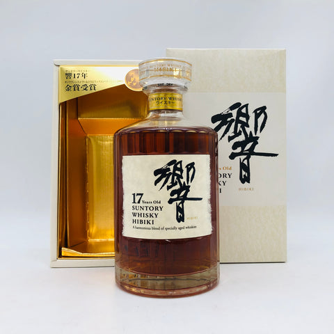 サントリー 響17年 裏ゴールド 700ml、日本のブレンデッドウイスキー。金色ラベルが特徴で、熟した果実と樽香が調和する芳醇な味わい。