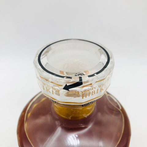 サントリー 響17年 裏ゴールド 700ml、日本のブレンデッドウイスキー。金色ラベルが特徴で、熟した果実と樽香が調和する芳醇な味わい。