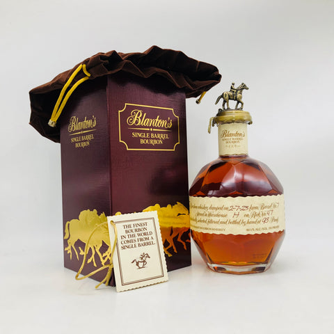 ブラントン 2-7-23 シングルバレル バーボンウイスキー 750ml。八角形のボトルに馬と騎手のキャップ、深みのある琥珀色の液体。専用化粧箱と布袋付きで高級感あるデザイン。