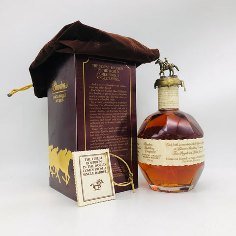 ブラントン 2-7-23 シングルバレル バーボンウイスキー 750ml。八角形のボトルに馬と騎手のキャップ、深みのある琥珀色の液体。専用化粧箱と布袋付きで高級感あるデザイン。