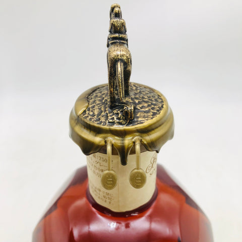 ブラントン 2-7-23 シングルバレル バーボンウイスキー 750ml。八角形のボトルに馬と騎手のキャップ、深みのある琥珀色の液体。専用化粧箱と布袋付きで高級感あるデザイン。