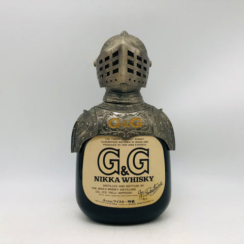 ニッカ G＆G 甲冑 白ラベル特級 760ml。甲冑型ボトルが特徴の昭和期の希少ウイスキーで、穏やかな甘みと香りが魅力。