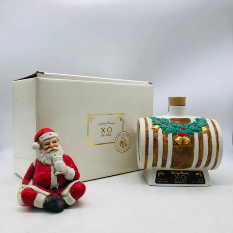 サントリーXOデラックス クリスマス陶器 600ml。聖夜を飾る、サントリーXOの特別仕様