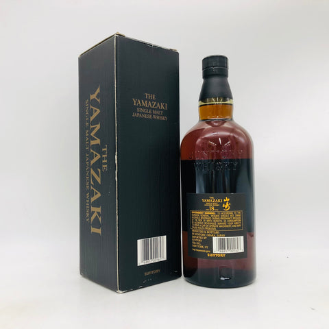 SUNTORY サントリー 山崎 18年 旧ボトル 海外ラベル 750ml。濃い赤褐色で、光沢のある黒いラベルに金の文字が印字された山崎18年のシングルモルトウイスキー