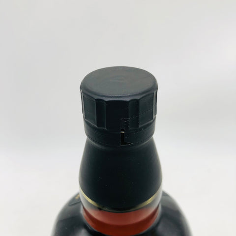 SUNTORY サントリー 山崎 18年 旧ボトル 海外ラベル 750ml。濃い赤褐色で、光沢のある黒いラベルに金の文字が印字された山崎18年のシングルモルトウイスキー