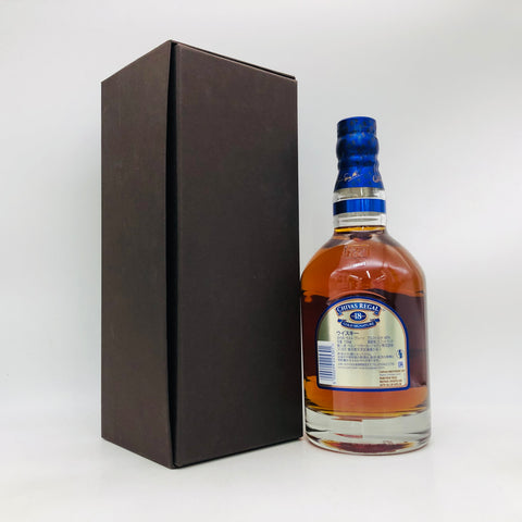 シーバスリーガル18年 ゴールドシグネチャー 700ml。ブルーボトルとゴールド装飾が印象的な、複雑でリッチな味わいのブレンデッドスコッチ。