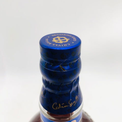 シーバスリーガル18年 ゴールドシグネチャー 700ml。ブルーボトルとゴールド装飾が印象的な、複雑でリッチな味わいのブレンデッドスコッチ。