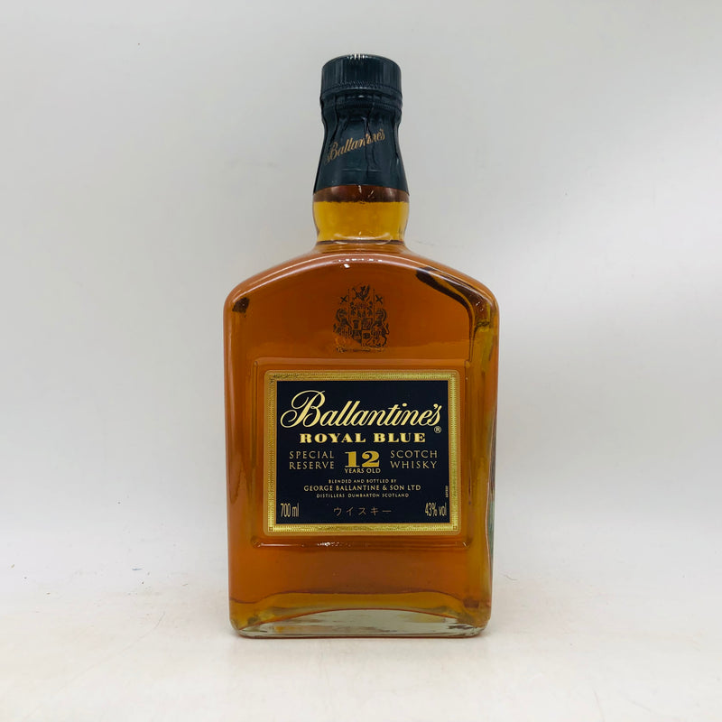 バランタイン 12年 ロイヤルブルー 700ml。気品ある青が映す、なめらかな12年熟成。