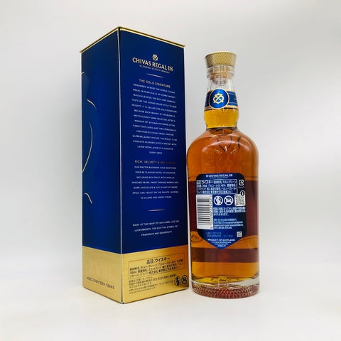 CHIVAS REGAL シーバスリーガル 18年 ゴールドシグネチャー 700ml。濃紺とゴールドの豪華なギフトボックスと、中身の琥珀色が美しいプレミアムブレンデッドスコッチウイスキー。