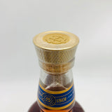 CHIVAS REGAL シーバスリーガル 18年 ゴールドシグネチャー 700ml。濃紺とゴールドの豪華なギフトボックスと、中身の琥珀色が美しいプレミアムブレンデッドスコッチウイスキー。