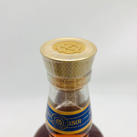 CHIVAS REGAL シーバスリーガル 18年 ゴールドシグネチャー 700ml。濃紺とゴールドの豪華なギフトボックスと、中身の琥珀色が美しいプレミアムブレンデッドスコッチウイスキー。