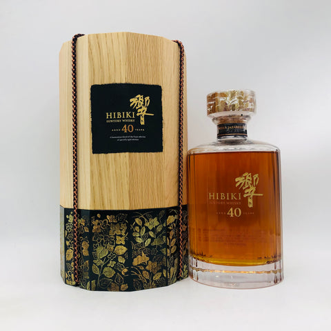 サントリー 響40年 700ml、重厚なブレンデッドウイスキー。40年熟成原酒の雅やかな香りと深い余韻を持つ限定品。