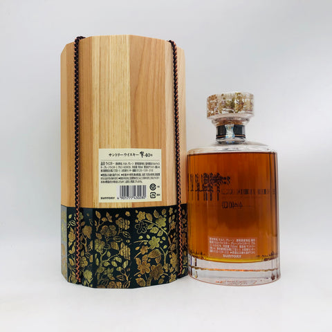 サントリー 響40年 700ml、重厚なブレンデッドウイスキー。40年熟成原酒の雅やかな香りと深い余韻を持つ限定品。
