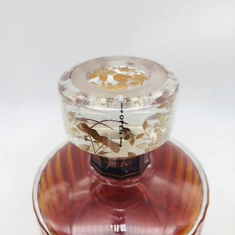 サントリー 響40年 700ml、重厚なブレンデッドウイスキー。40年熟成原酒の雅やかな香りと深い余韻を持つ限定品。