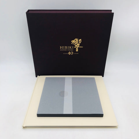 サントリー 響40年 700ml、重厚なブレンデッドウイスキー。40年熟成原酒の雅やかな香りと深い余韻を持つ限定品。