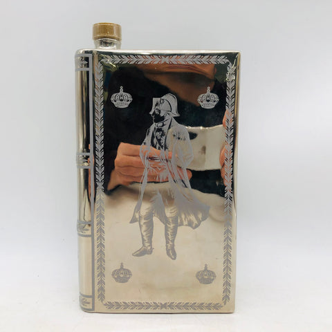カミュ ブック シルバー ナポレオン コニャック 700ml。書物型の銀色ボトル。ドライフルーツとバニラ香、まろやかなコクが特徴。