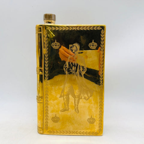 カミュ ブック ゴールド ナポレオン コニャック 700ml。書物型の金色ボトルが特徴。ドライフルーツとバニラ香、まろやかなコク。