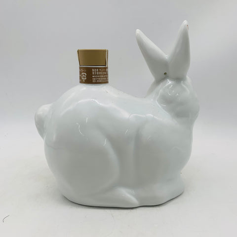 サントリー ローヤル 干支ボトル 卯歳 2011年 600ml。可憐な“卯”が飾る、まろやかで華やぐ特別なローヤル。