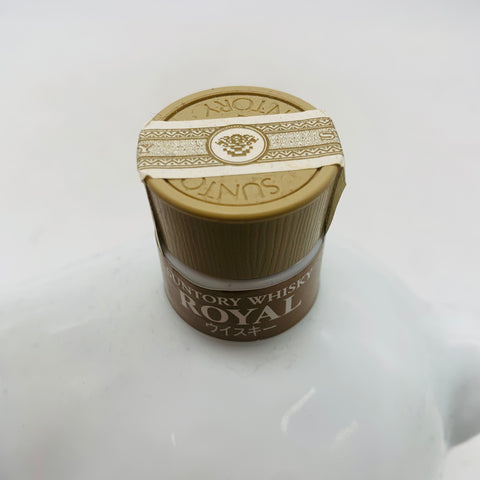 サントリー ローヤル 干支ボトル 卯歳 2011年 600ml。可憐な“卯”が飾る、まろやかで華やぐ特別なローヤル。