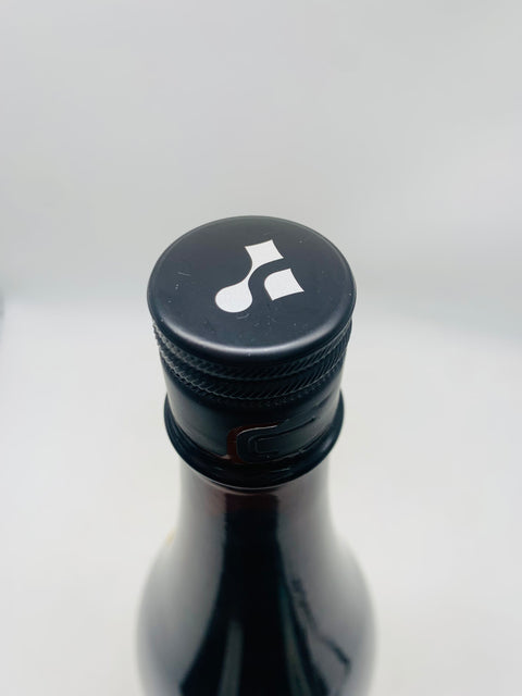 商品画像のボトル写真。 、ラベルデザインと味わいの魅力を伝える商品画像