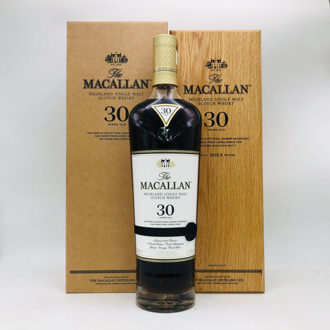 マッカラン 30年 シェリー オーク カスク 2023年リリースの箱の手前にボトルがある　画像