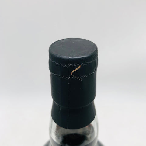 ヘンプスパロー 九筒 ブレンデッドウイスキー 1993 27年 700ml。深みのあるマホガニー色のウイスキーが詰まり、「九筒」の麻雀牌が描かれたラベルが特徴的なボトル