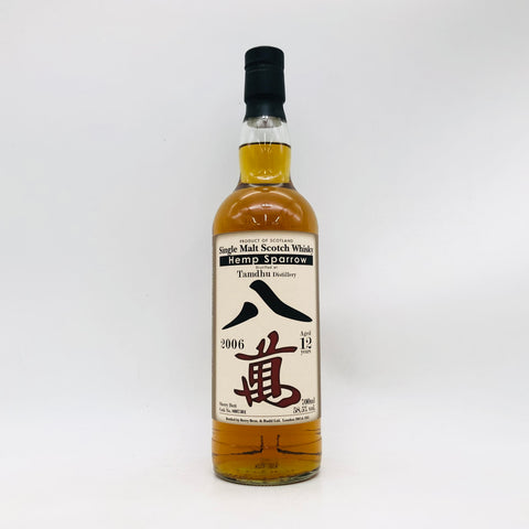 ヘンプスパロー 八萬 タムデュー 12年 700ml。濃い琥珀色のウイスキーが詰まり、「八萬」の麻雀牌が描かれたラベルが特徴的なシングルモルトウイスキー。