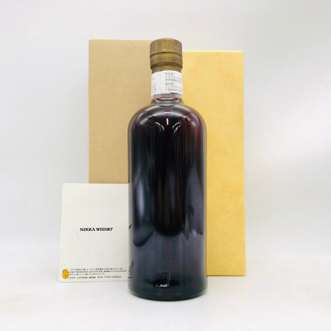 NIKKA ニッカ 余市 10年 シングルカスク 2008-2018 700ml。ラベルに蒸溜年と瓶詰年が記載された、濃い琥珀色の余市シングルモルトウイスキー。