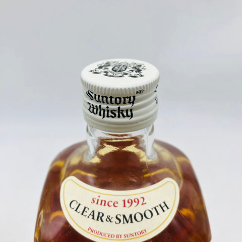 サントリー 角瓶白 700ml。軽快で華やぐ、日常に寄り添う一本。 